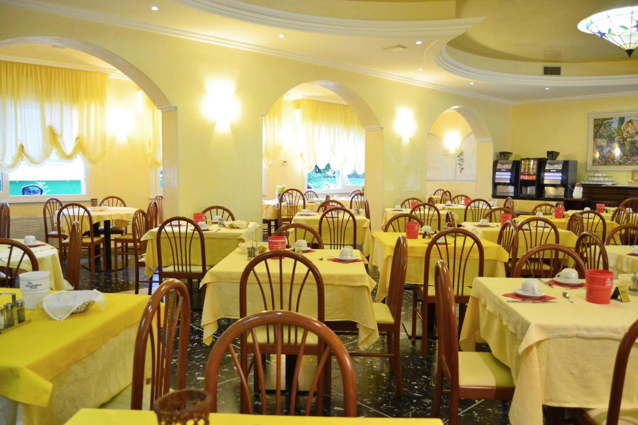 Hotel Ettoral Лидо-ди-Езоло Экстерьер фото